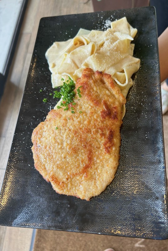 Escalope de veau panée, pappardelle, sauce au parmesan.